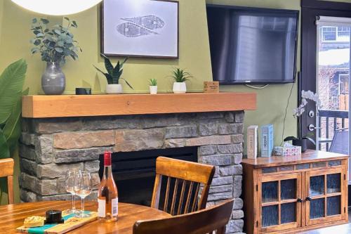 Scenic Mountain With Outdoor Hot Tub 1 Bedroom Den