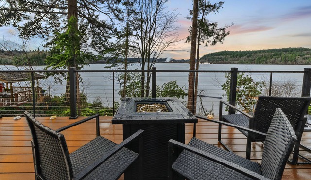 Scenic New Waterfront Cabin on Hammersley Inlet