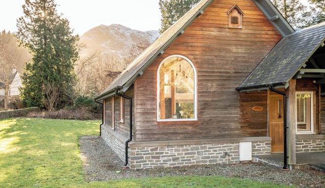 Scenic Oaklodge with wood burner and open plan living. Dog friendly