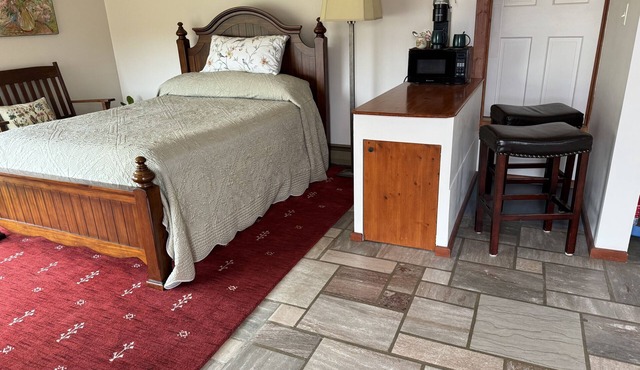 SCENIC ONE BEDROOM ROOM W/PRIVATE ENTRANCE/BATH & Seasonal POOL!