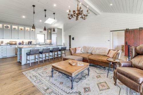 'Scenic Overlook' - Luxe Greers Ferry Hideaway!