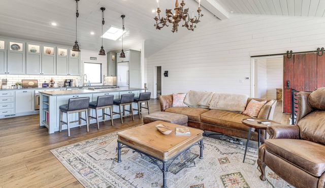 'Scenic Overlook' - Luxe Greers Ferry Hideaway!