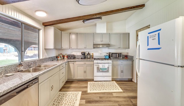 Scenic Perris Rental Home ~ 9 Mi to Lake Elsinore!