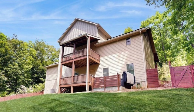 Scenic retreat with private hot tub, fenced yard, fire table, & furnished porch