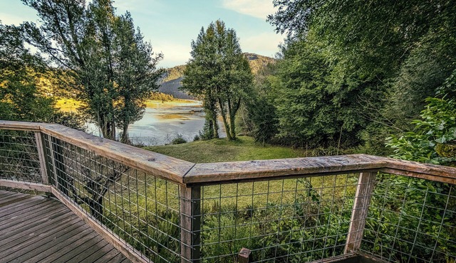 Scenic River Retreat w/Deck View Lawn Games Wood Stove