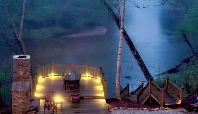 Scenic Riverdeck Cabin and Mountain Retreat~Hot Tub~Wine country~Game Room