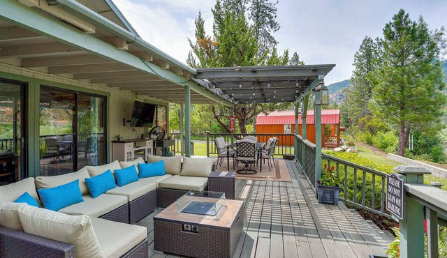 Scenic Riverfront Escape w/Sauna in Junction City