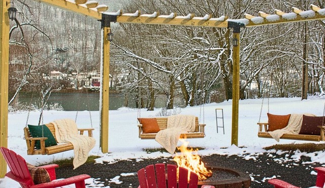 Scenic Riverfront Escape: Game Room, Fire pit, King Bed