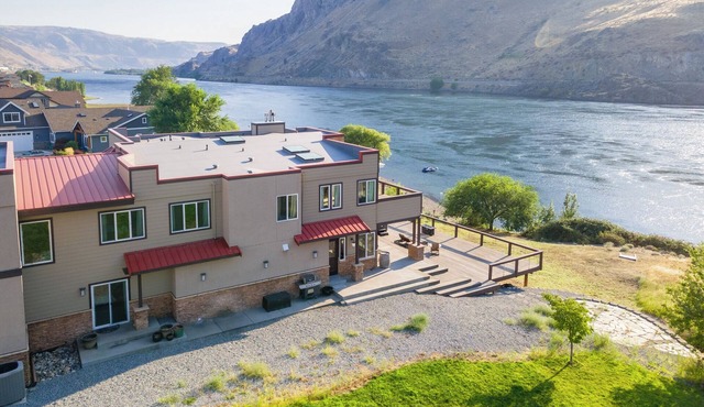 Scenic Riverfront Escape Near Chelan | Sleeps 16 + Hot Tub