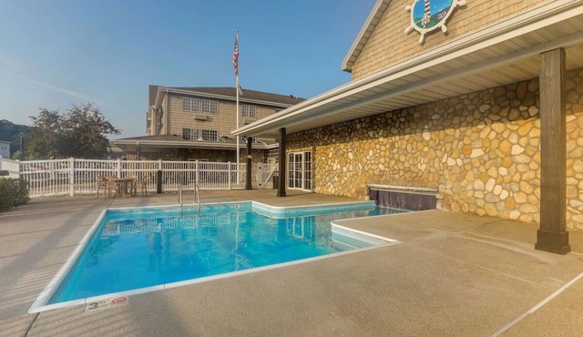 Scenic Riverside Suites: Your Award-Winning Escape Awaits | 4 Units