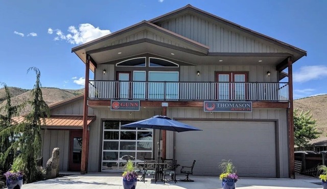 Scenic Riverview Escape - 4BR/3BA - Mountain Views - Near Chelan