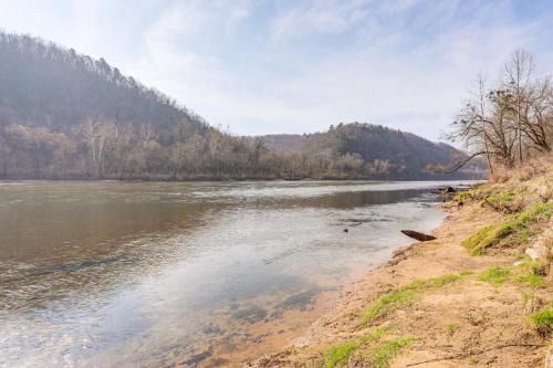 Scenic Sanctuary on the White River! Family Home