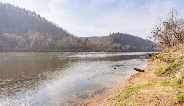 Scenic Sanctuary on the White River! Family Home