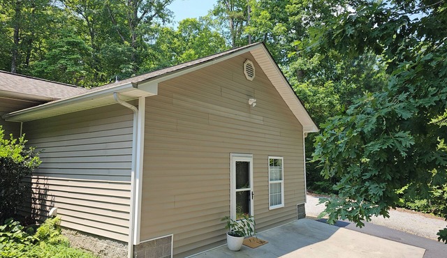 Scenic Serene Spacious Studio 65in Smart TV WiFi Sun Ticket Laundry Full Kitchen