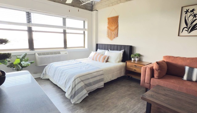Scenic Serenity 1-bedroom apartment, gym, free parking, WiFi in charming Mobile