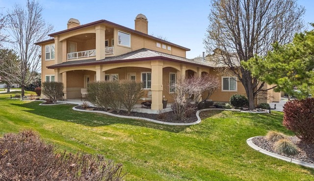 Scenic Serenity in Immaculate Custom Home with Breathtaking Mountain Views & Cozy Fireplace