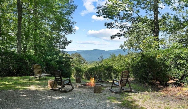 Scenic Site A-Frame Mountain Views near Brevard, Fire pit, Pets OK, free Biltmore Pass