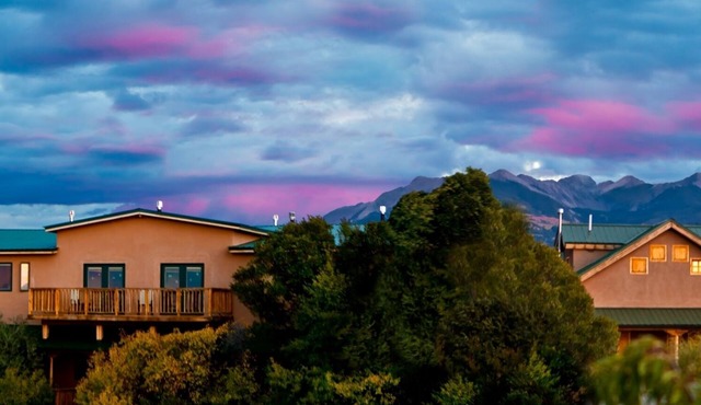 Scenic Southwest Style Mountain Retreat, Close to Santa Fe & Taos