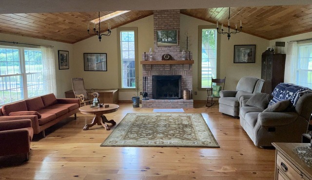 Scenic, spacious farmhouse with pool. 10 minutes to Cooperstown Allstar Village.