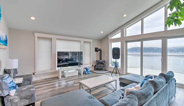 Scenic & Spacious Getaway on North Bay w/Deck!