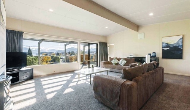 Scenic Stay: Front-Row Lake & Mountain Views