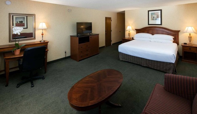 Scenic Stay in Eureka – Suite Room Perfect for Redwoods Exploration