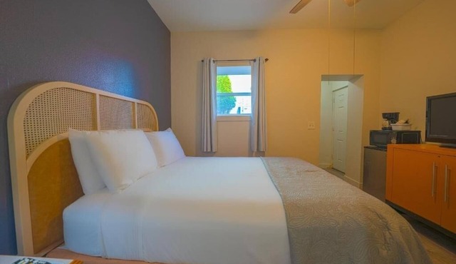 Scenic stay just minutes from Seaside’s coastal beauty and local attractions!