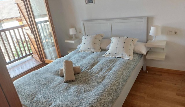 Scenic Stone Mountain House with Garden, 3 Double Bedrooms & Loft, Fully Equipped Kitchen