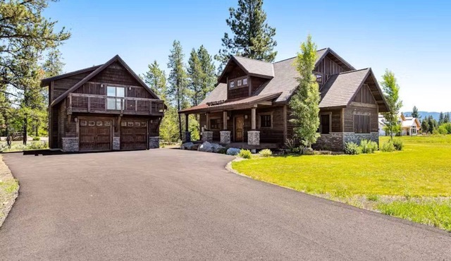 Scenic, Stylish, Serene, & close to everything!