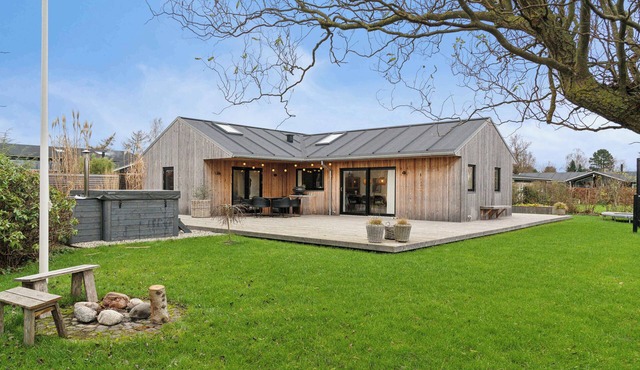 Scenic summer house with space for the family