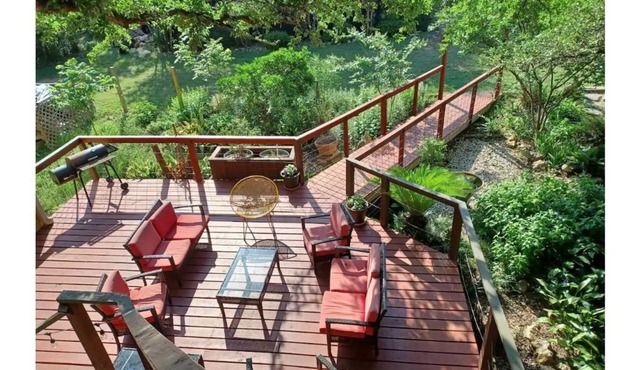 Scenic Treehouse Apartment
