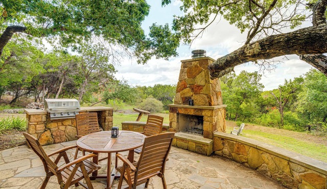 Scenic View! Lake Travis Cabin Near Wedding Venues