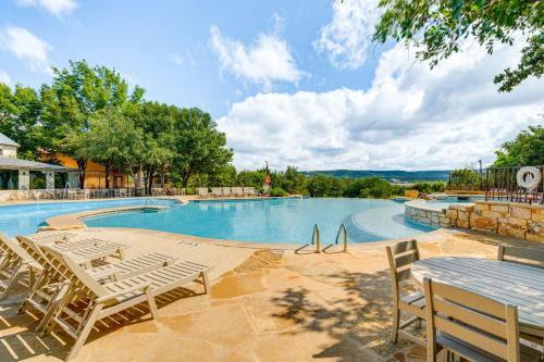 Scenic View! Lake Travis Cabin Near Wedding Venues