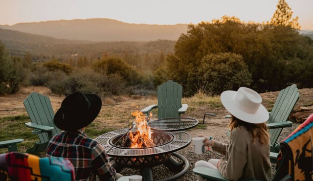 Scenic View Yosemite Cabin with hottub by Casa Oso
