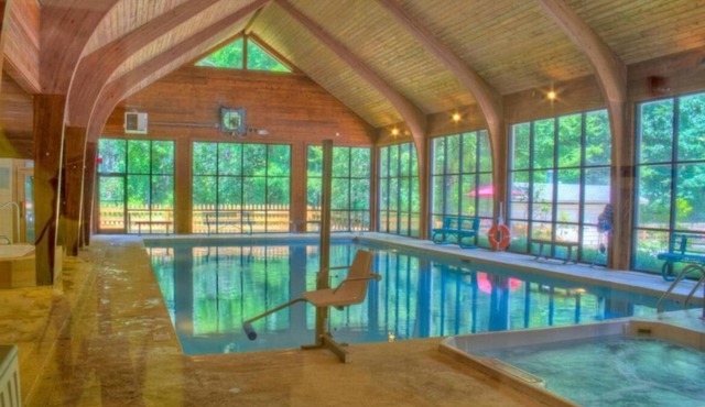 Scenic Views! 2 Great Units, Free Parking, Minutes to Gorges State Park