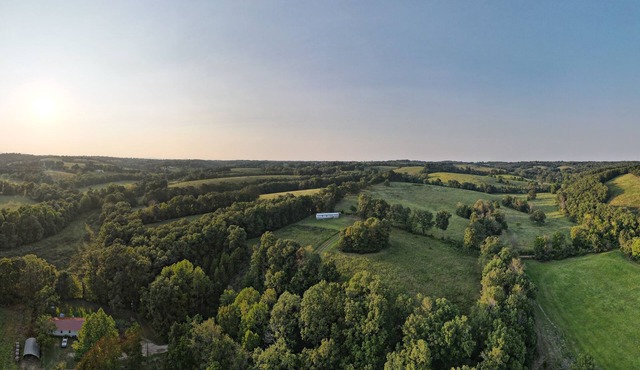Scenic Views Near Marshall, Farm Stay, Private Patio, BBQ, with WiFi, AC