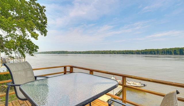 Scenic Views & Yard: Mississippi River Retreat!
