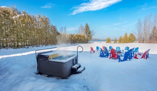 Scenic Waterfront 4BR – Hot Tub/Sleeps 12/Bonfire