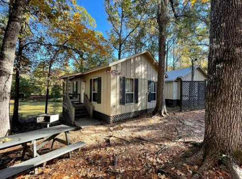 Scenic Waterfront Cabin with Covered Porch Overlooking Private Pond near Zwolle, Louisiana