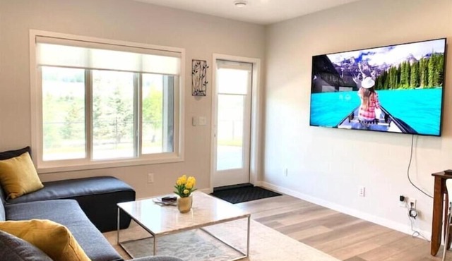 Scenic Waterfront Guest Suite, near Banff & Ski