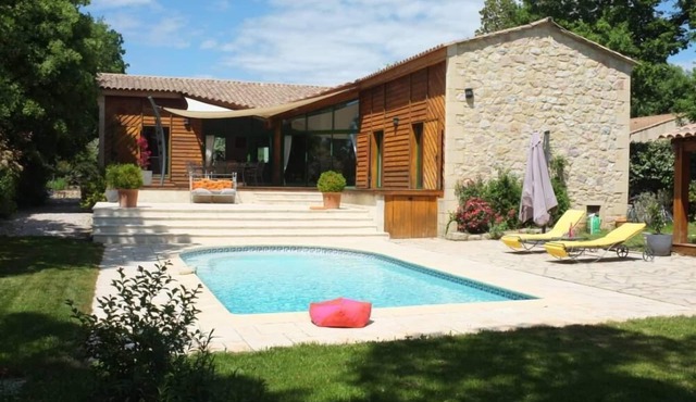 Schönes modernes Haus mit Garten und Swimmingpool