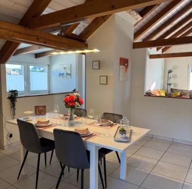 Schöne Dachwohnung möbliert und mit Parkmöglichkeiten