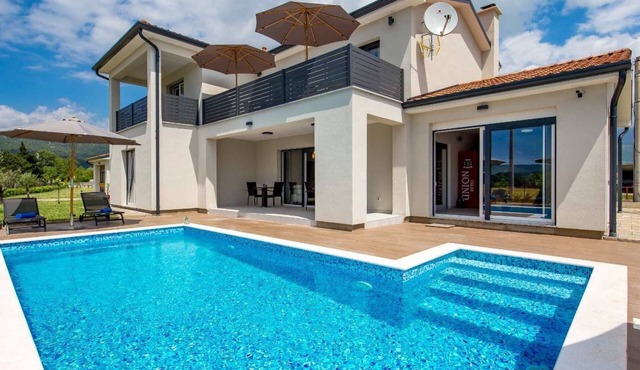 Schönes Haus für 8 Personen mit großem Schwimmbad by Interhome