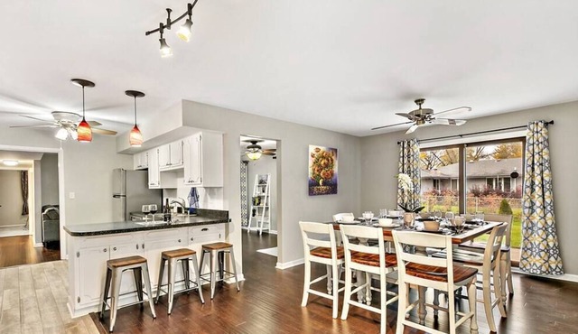 Schaumburg Family Home | Lovely & CLEAN with Fenced Yard!