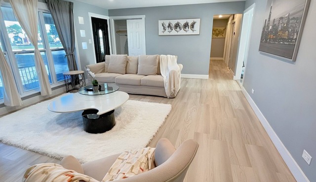 Schaumburg Modern 4BR Farmhouse w/Private Master & Sleeps 9. Families & groups