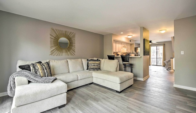 Schaumburg Townhome ~ 30 Miles to Chicago!