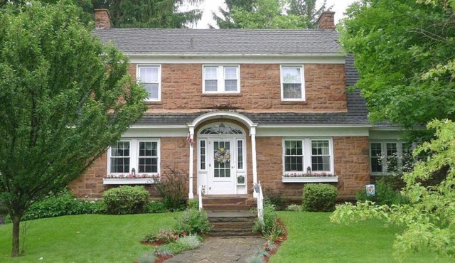 Scheller House Downtown- 2600 square foot- 4 bedroom -1920 Historic