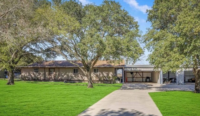 Schertz Country Farmhouse on 1 acre with Gameroom