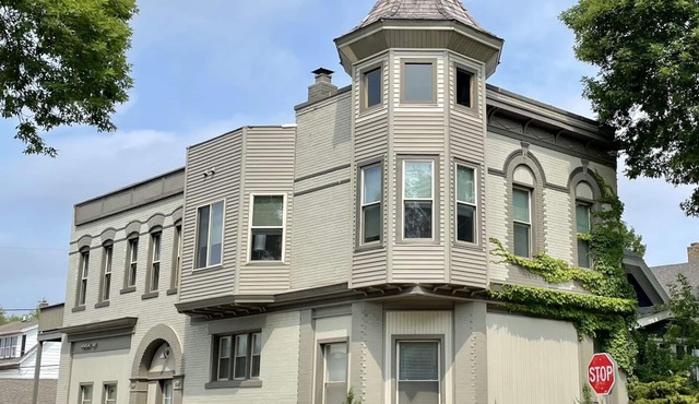 Schlitz Castle: Huge 5BR/4BA Sleeps 12 w/Double Kitchens & Living Rooms