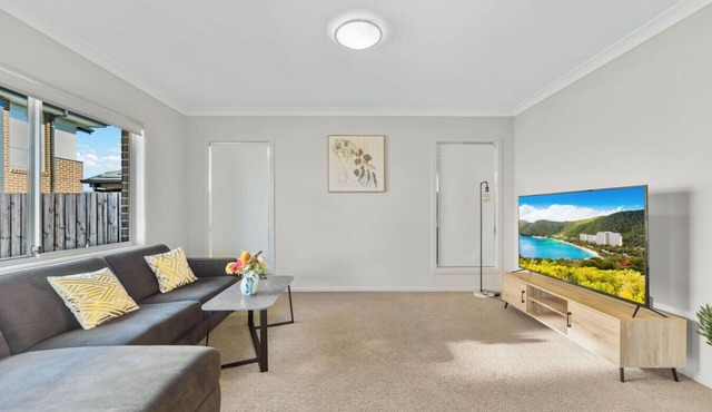 Schofields 4Bedroom House -Parking & Cooking